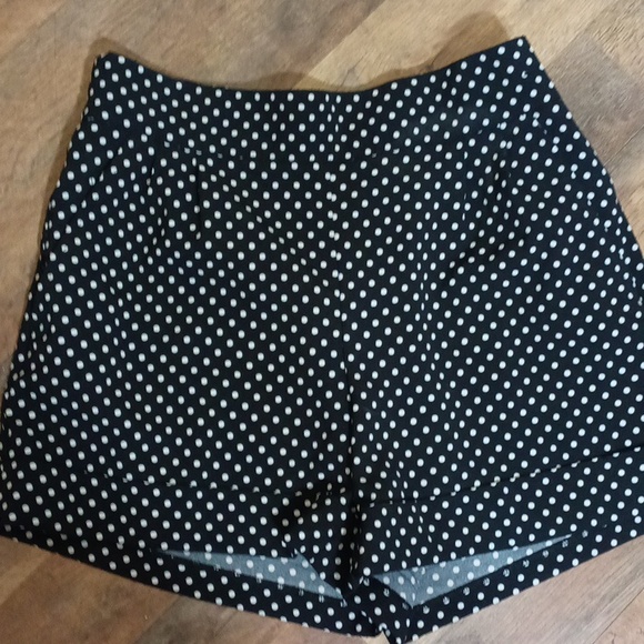 New York & Company Pants - 🟢6oz (145) New York Co pock a dot pleaded shorts